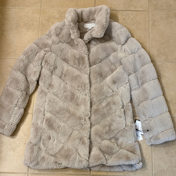 NWT Faux Fur Gray Coat - Picture 4 of 9
